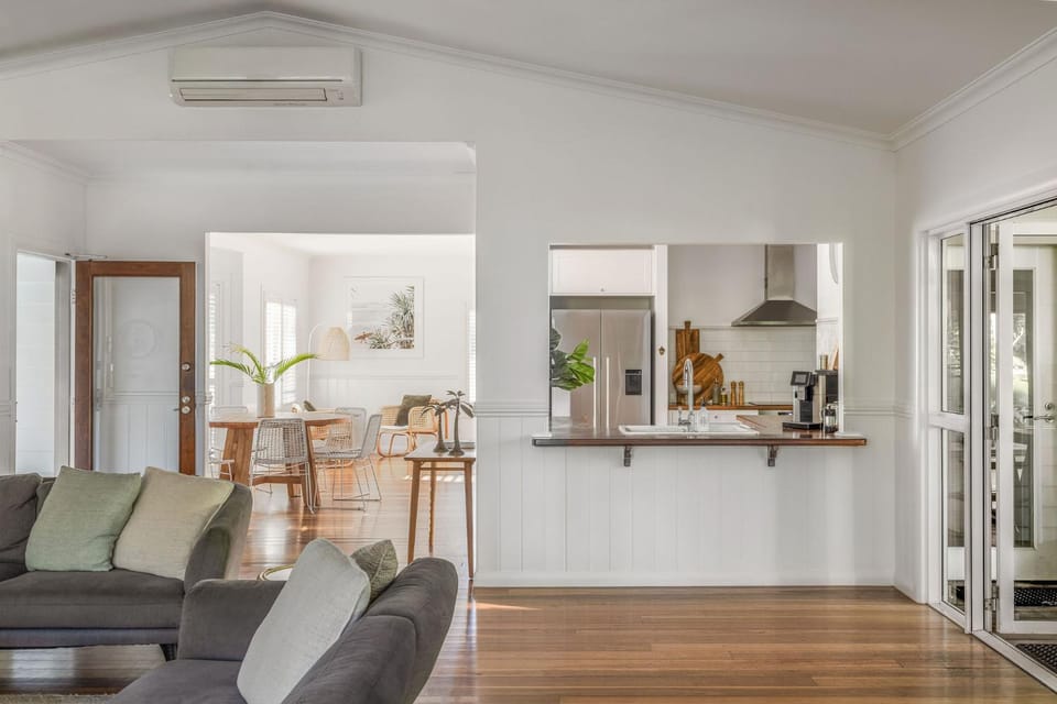 Coffee/tea facilities, Kitchen or kitchenette, Living room, Seating area, Dining area, Communal kitchen, microwave, oven, stove, toaster, air conditioner