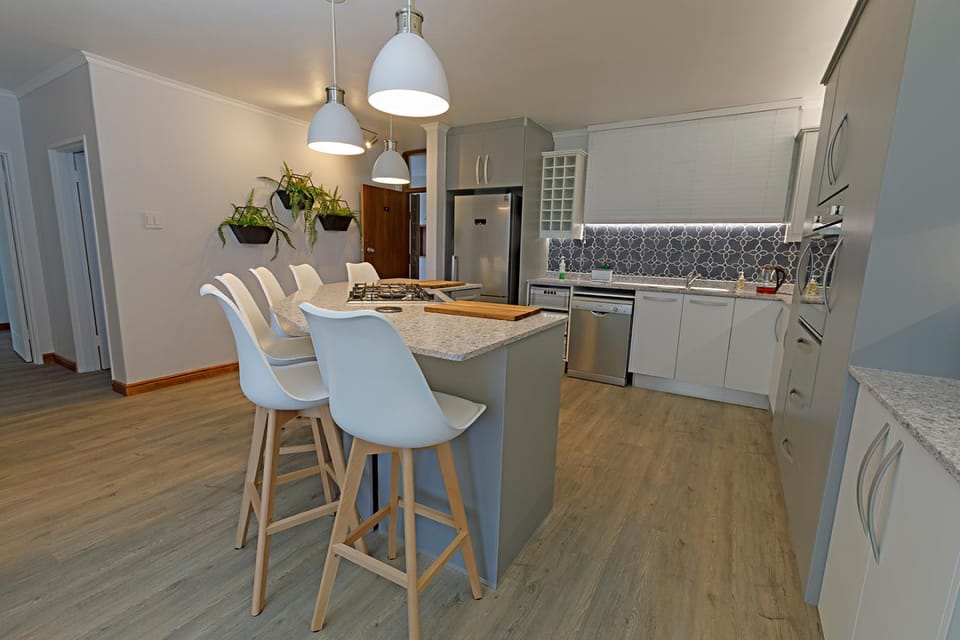 Kitchen or kitchenette, Photo of the whole room, Dining area