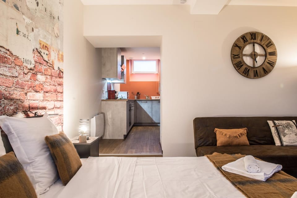 Bed, Seating area