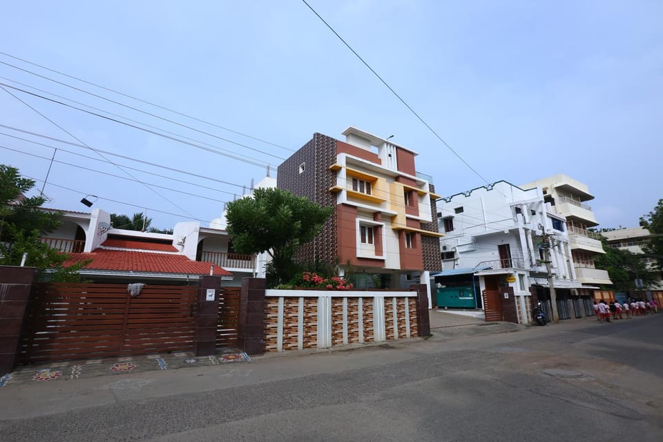 Property building, Facade/entrance, Day, Neighbourhood, Street view, Location