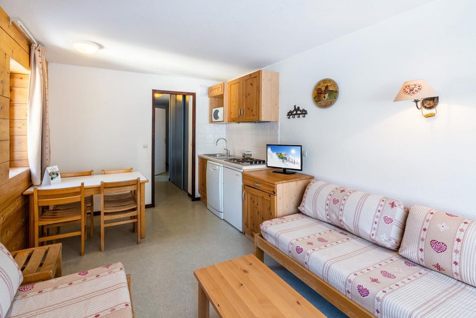 Kitchen or kitchenette, Seating area, minibar