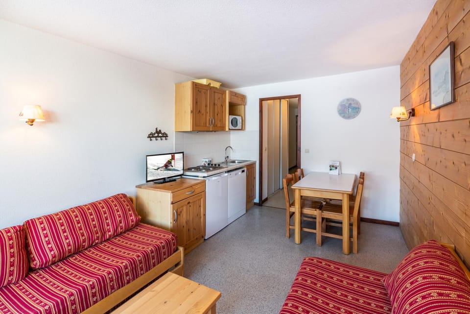 Kitchen or kitchenette, Seating area, Dining area