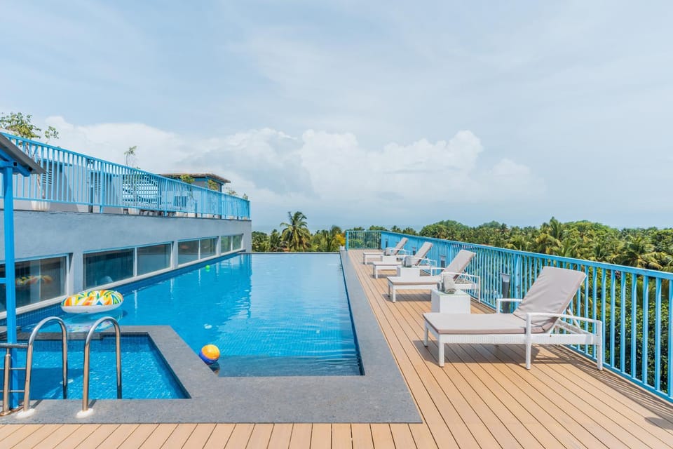 Swimming pool, sunbed