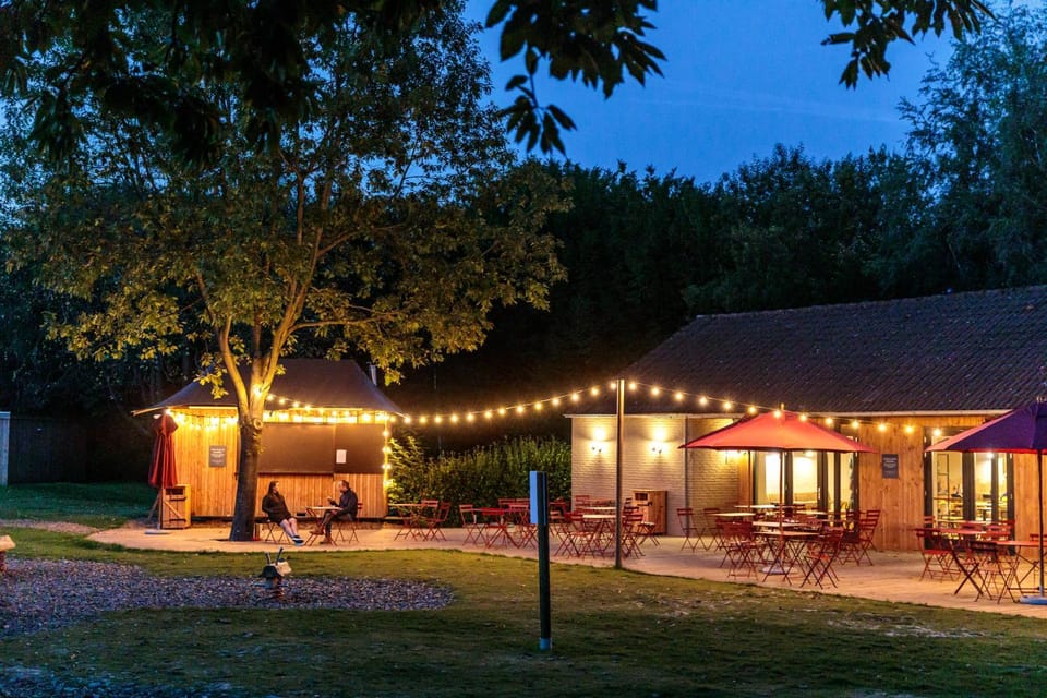 Property building, Patio, Restaurant/places to eat, People, Natural landscape, Food and drinks, Garden view