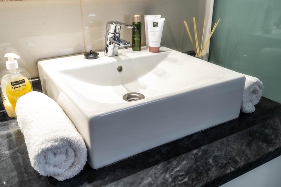 Bathroom, towels