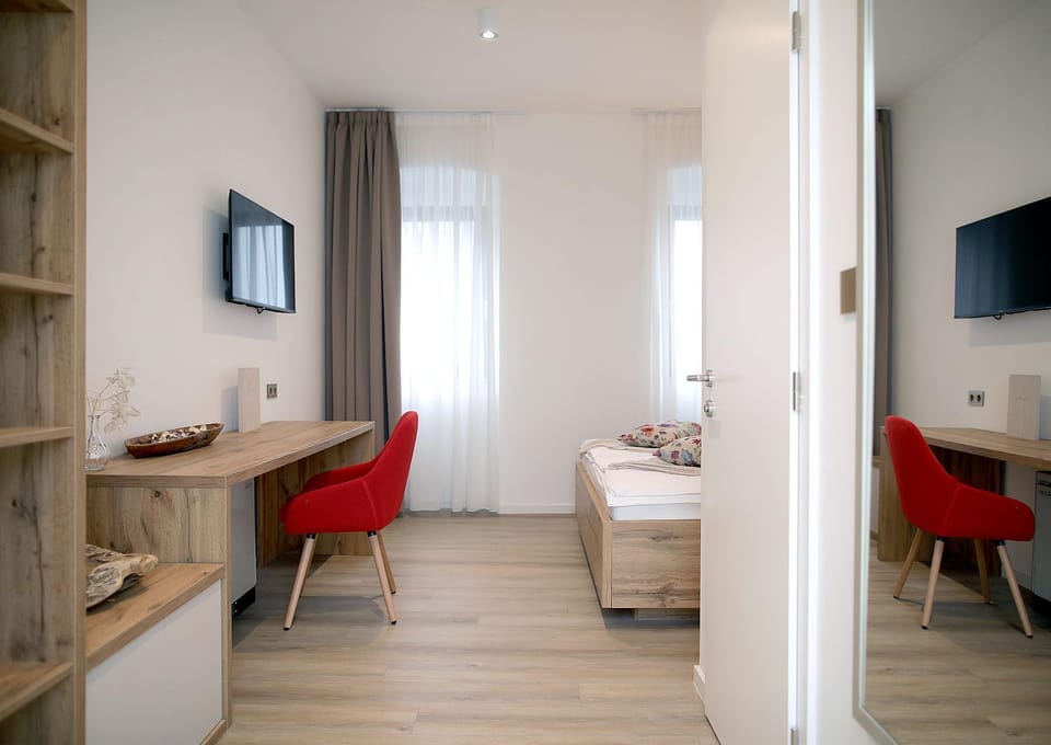 Communal lounge/ TV room, Bed, TV and multimedia, Living room, Photo of the whole room, Seating area, Bedroom