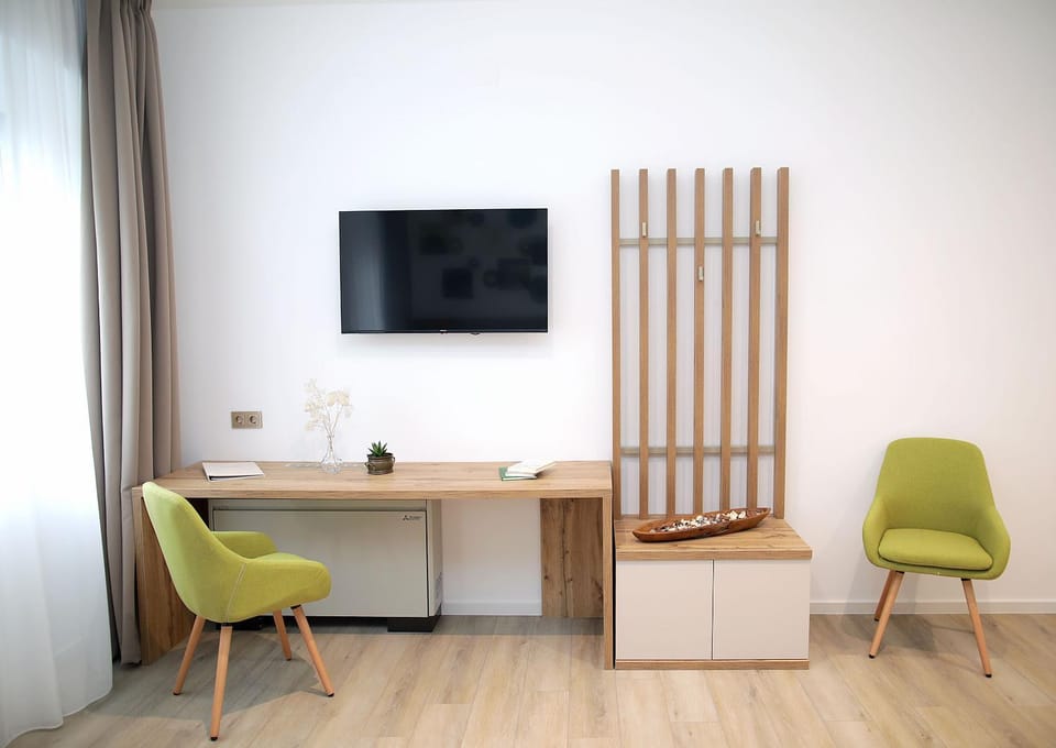 Communal lounge/ TV room, TV and multimedia, Living room, Seating area