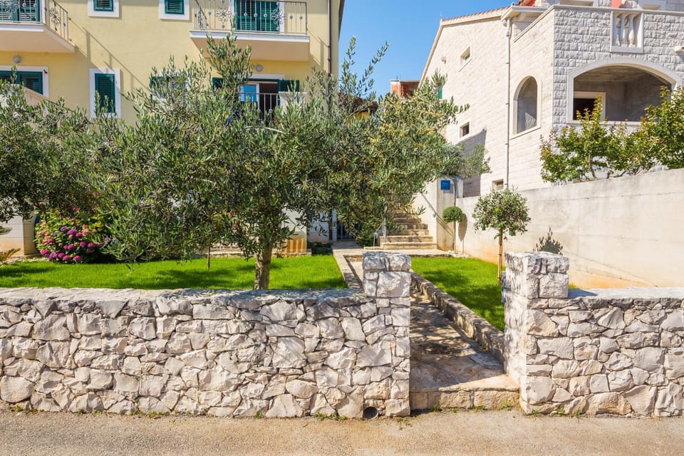 Facade/entrance, Garden