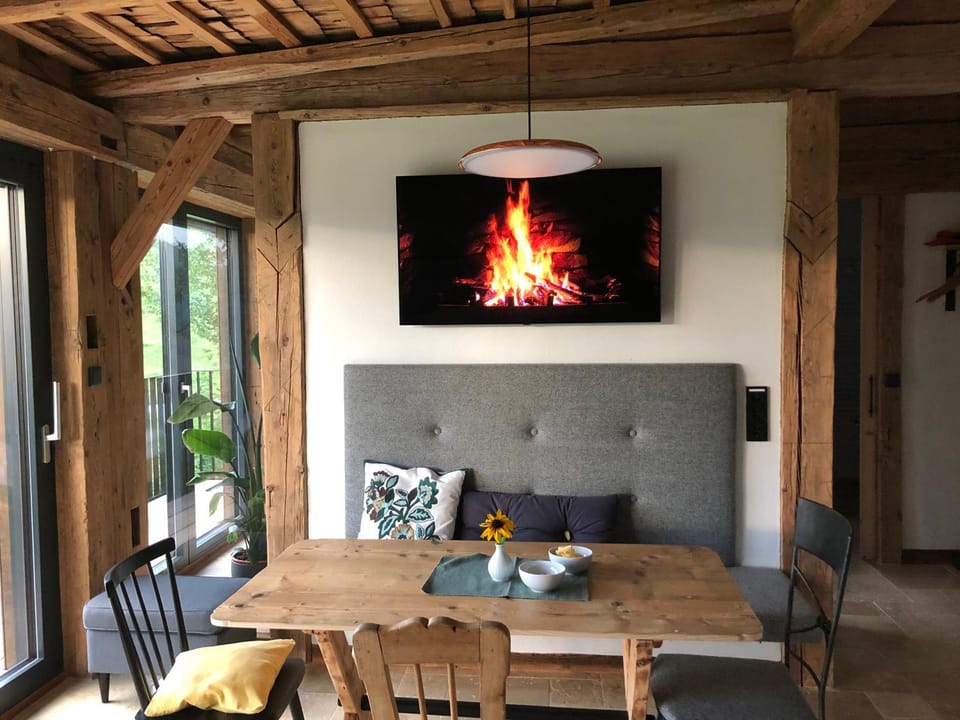 TV and multimedia, Living room, Seating area, Dining area