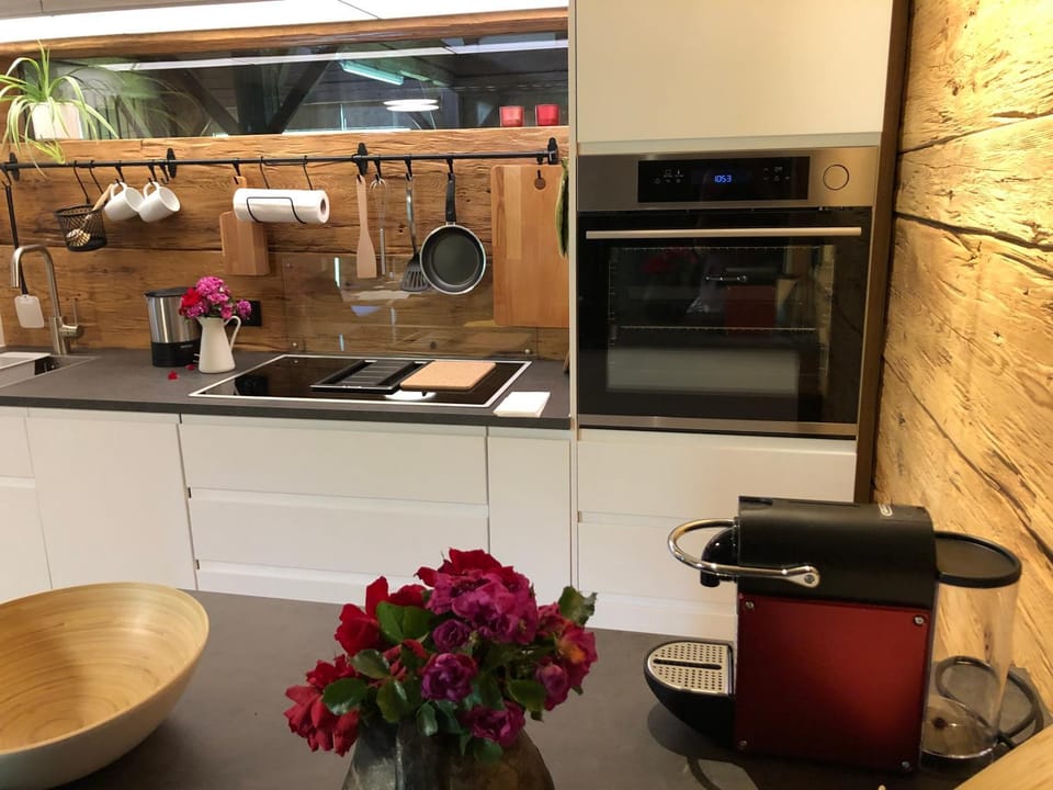 Coffee/tea facilities, pet friendly, stove, toaster, kitchen