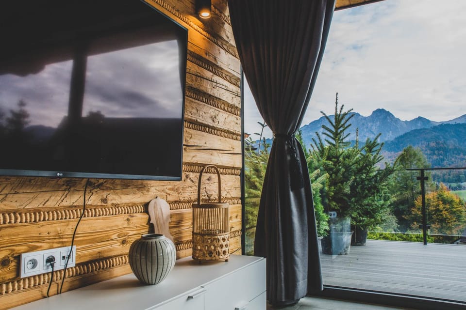 Communal lounge/ TV room, Day, TV and multimedia, View (from property/room), Mountain view