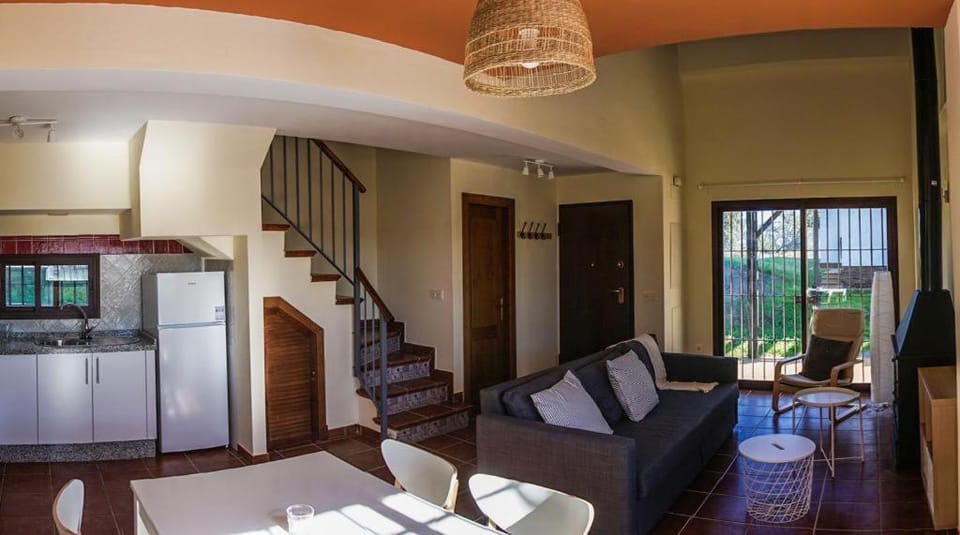 Kitchen or kitchenette, Living room, Seating area, Dining area, minibar