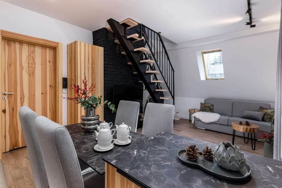 View (from property/room), Decorative detail, Seating area, Floor plan, Dining area