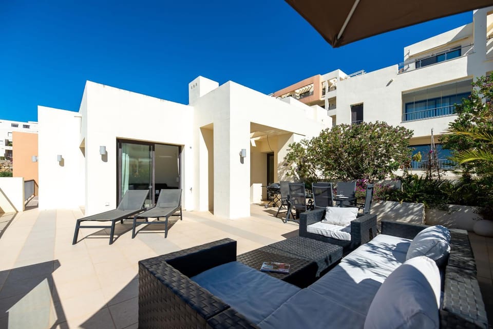 Property building, Balcony/Terrace, Living room