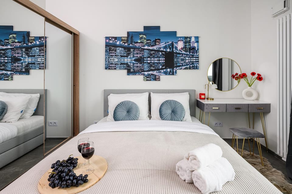 Bed, Photo of the whole room, Seating area, Bedroom, towels, wardrobe