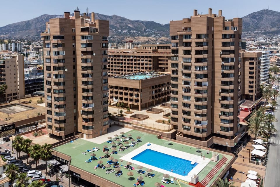 Property building, Natural landscape, Bird's eye view, Pool view, Swimming pool, Swimming pool, sunbed