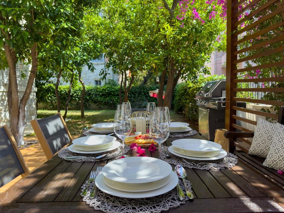 Patio, Garden, Food and drinks, Seating area