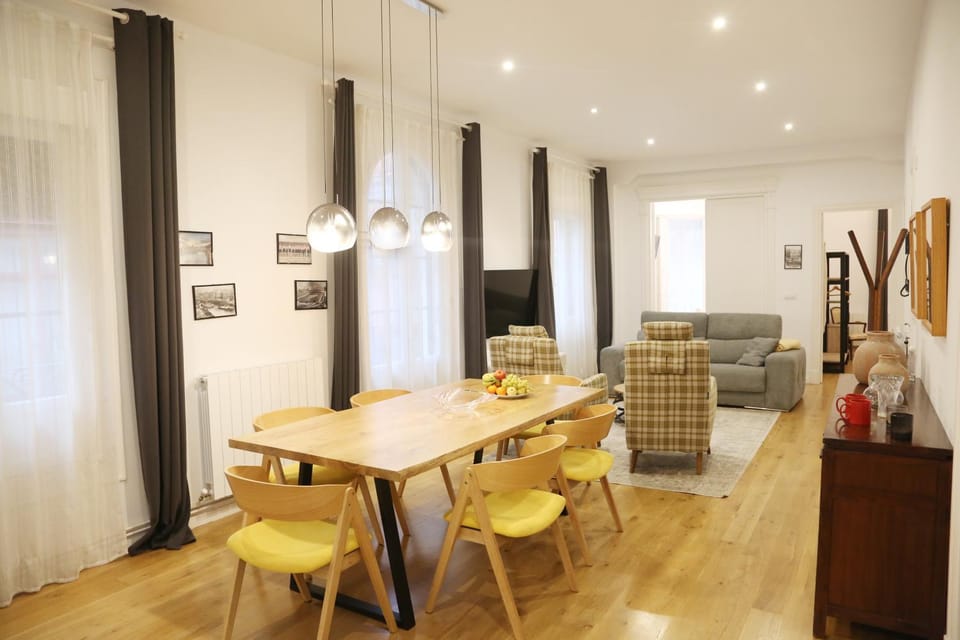 PISO EXCLUSIVO FRENTE AL CASCO VIEJO CON PARKING GRATIs Apartment in Bilbao