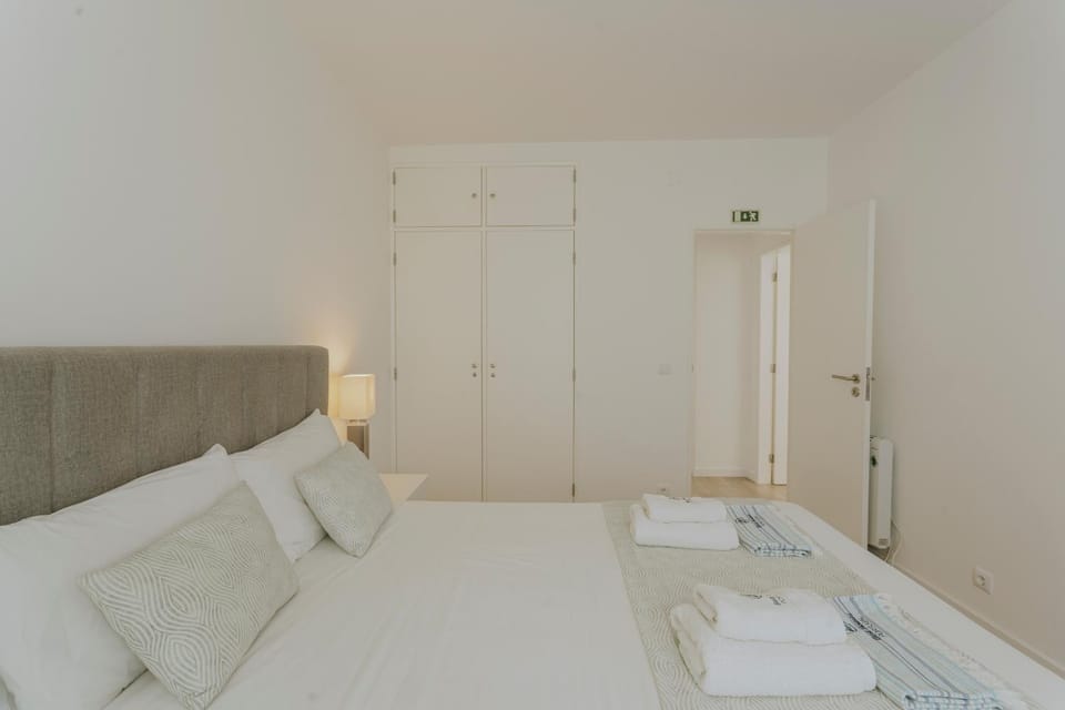 Bed, Photo of the whole room, Bedroom, towels