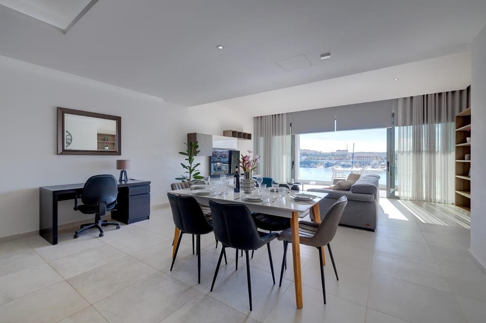 Superlative Apartment with Valletta and Harbour Views Apartment in Sliema