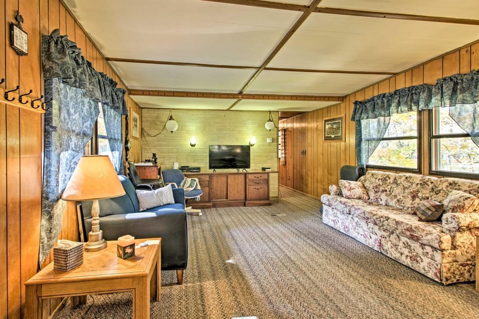 Cozy Retreat w/ Fire Pit < 1 Mi to Mille Lacs Lake House in Mille Lacs Lake