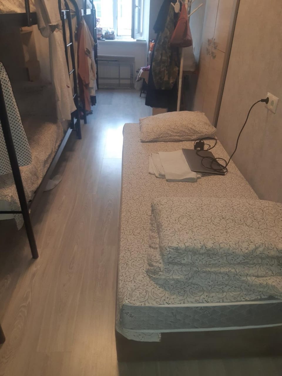 Bed, towels