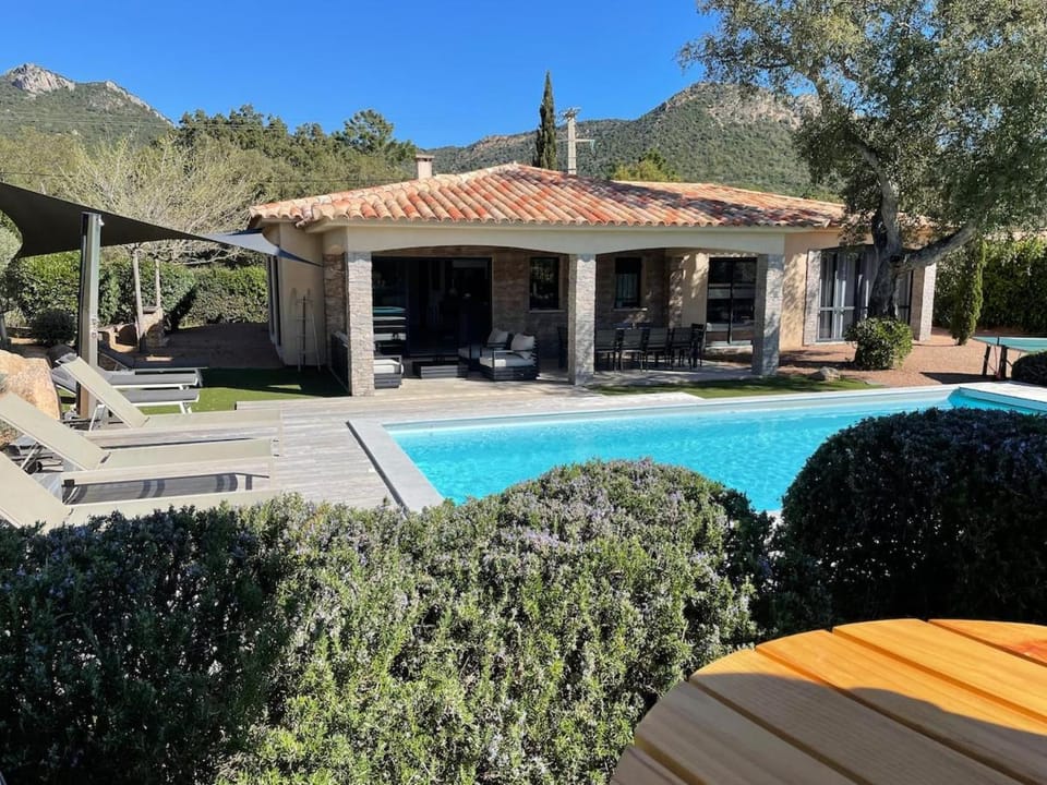 villa standing piscine chauffée privée Villa in Zonza