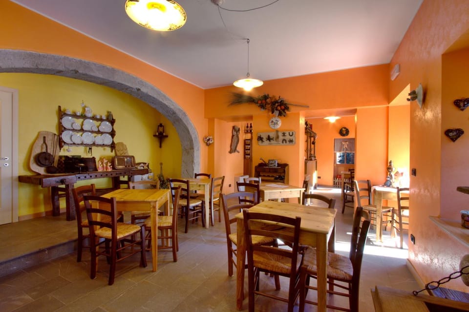 Restaurant/places to eat, Lounge or bar