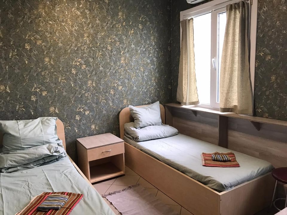 Bed, Photo of the whole room, Seating area, Bedroom