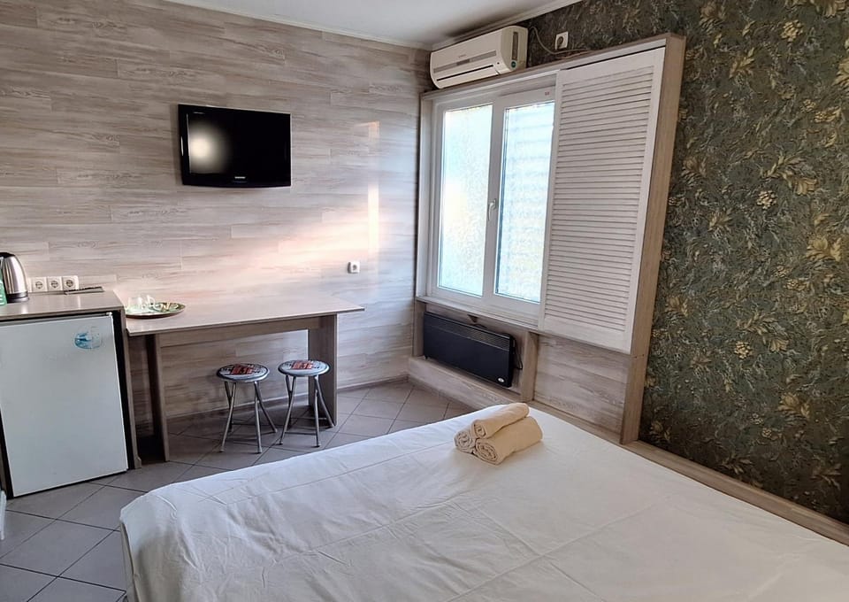 Bed, TV and multimedia, Coffee/tea facilities, Photo of the whole room, Dining area, Bedroom, hair dresser, towels, wardrobe