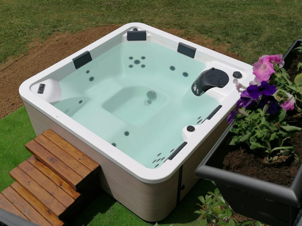 Natural landscape, Garden, Hot Tub, Spa and wellness centre/facilities, Garden view