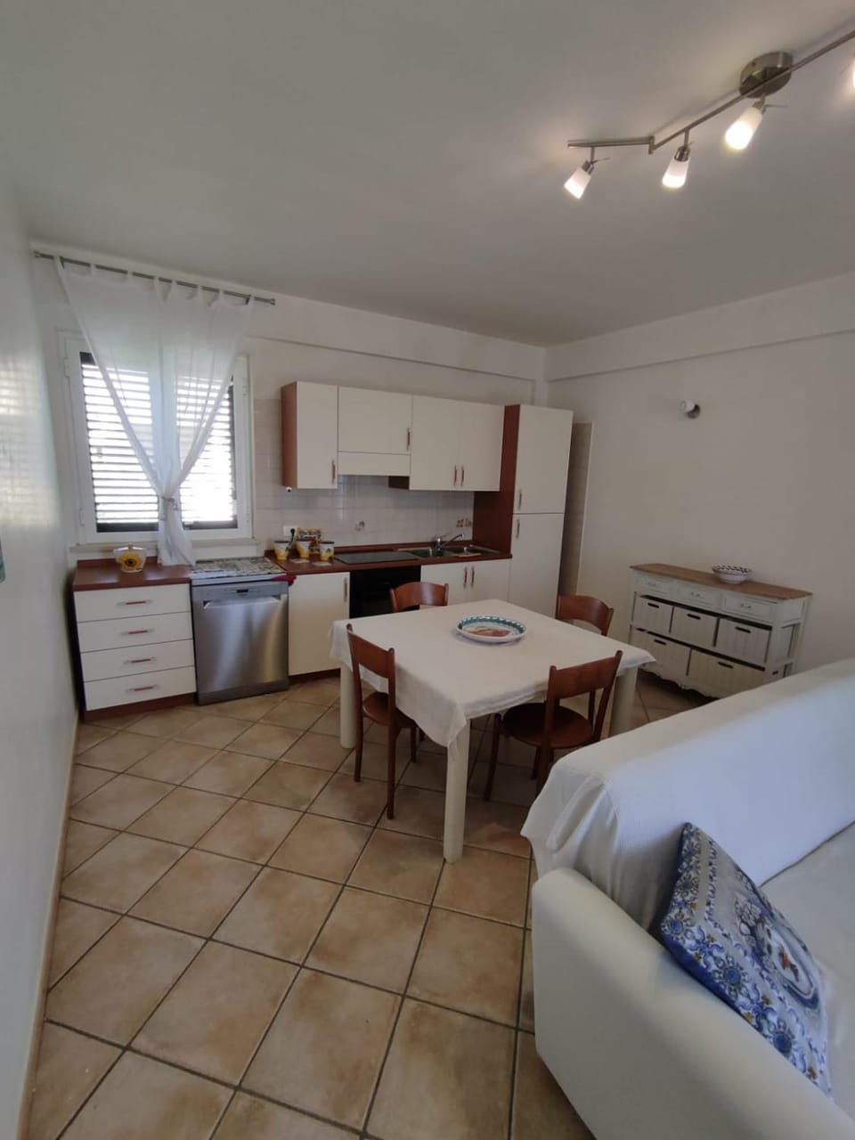 Kitchen or kitchenette, Dining area