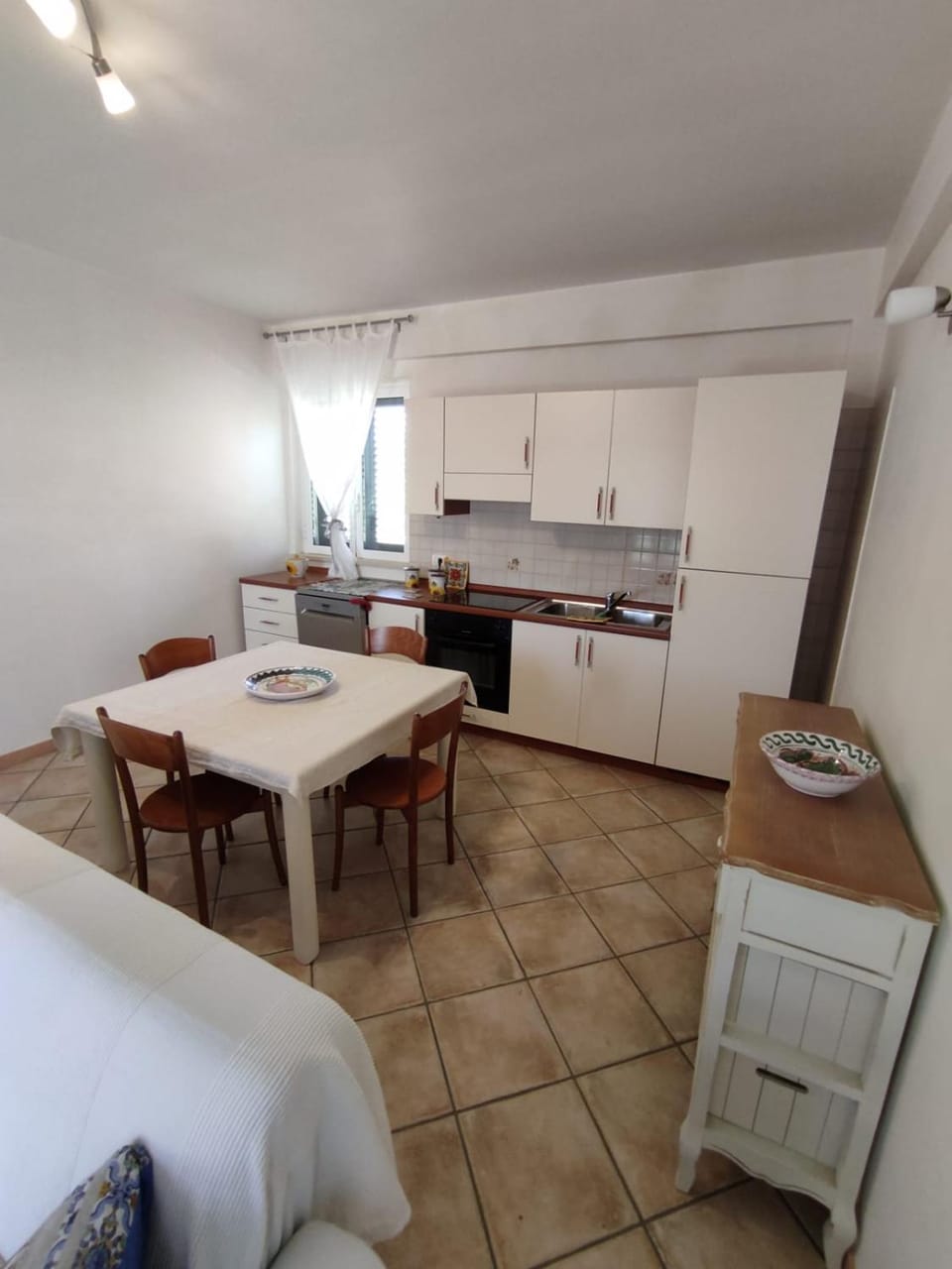 Kitchen or kitchenette, Dining area