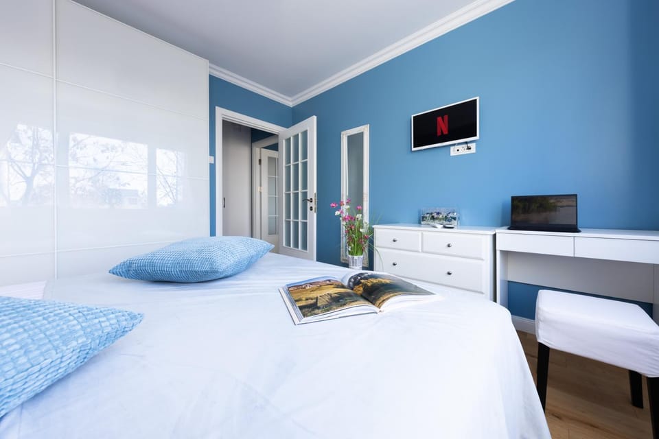 Bed, TV and multimedia, Bedroom, Quiet street view, locker, wardrobe