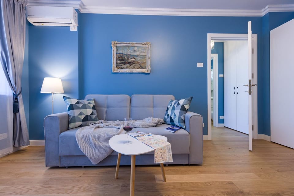 Bed, Living room, air conditioner
