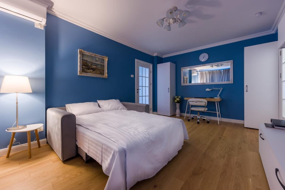 Bed, Night, Living room, storage, air conditioner