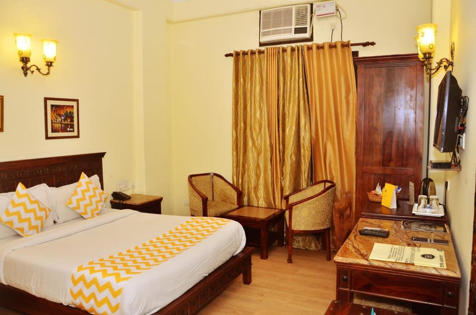 TV and multimedia, Seating area, Bedroom