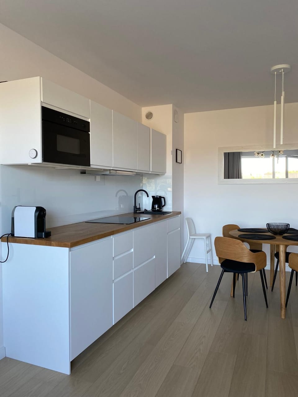 Kitchen or kitchenette, dishwasher, stove
