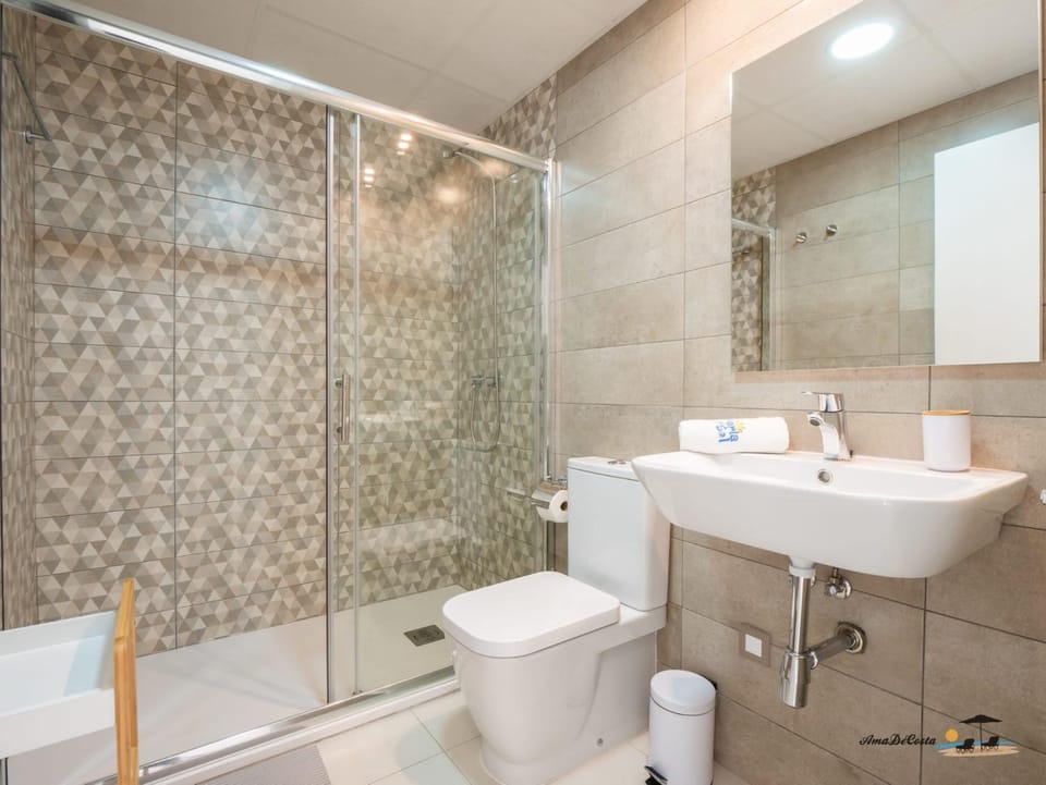 Shower, Toilet, Bathroom, towels