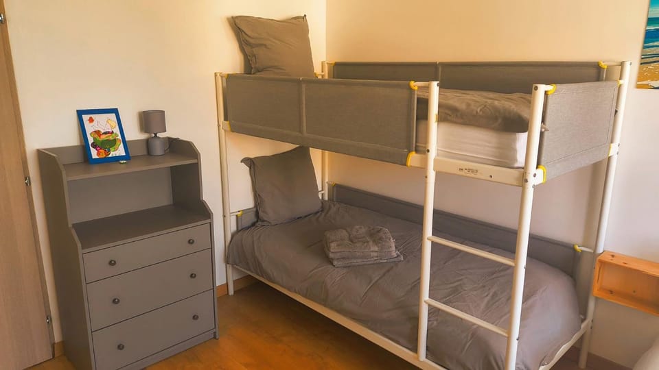 Bedroom, bunk bed