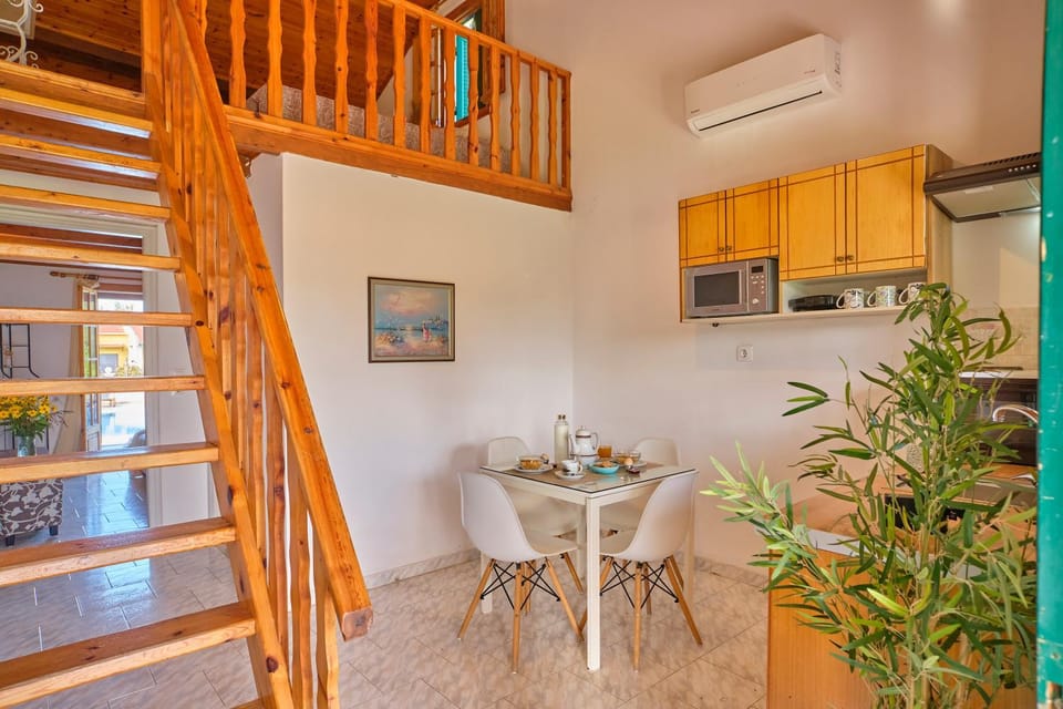 Kitchen or kitchenette, Dining area, air conditioner