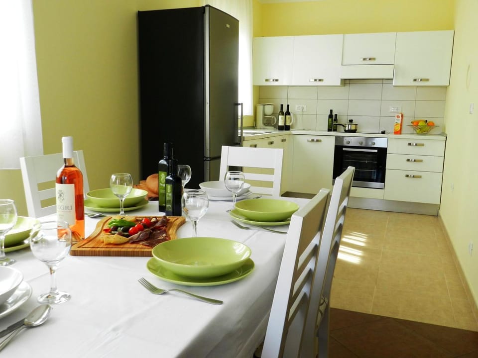 Kitchen or kitchenette, Dining area