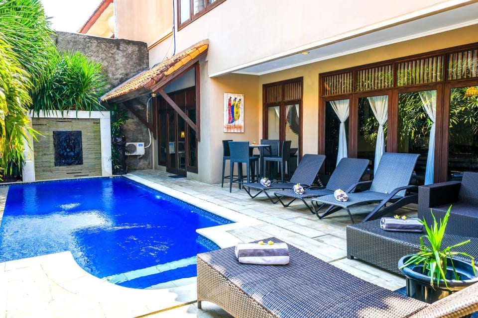 Swimming pool, sunbed