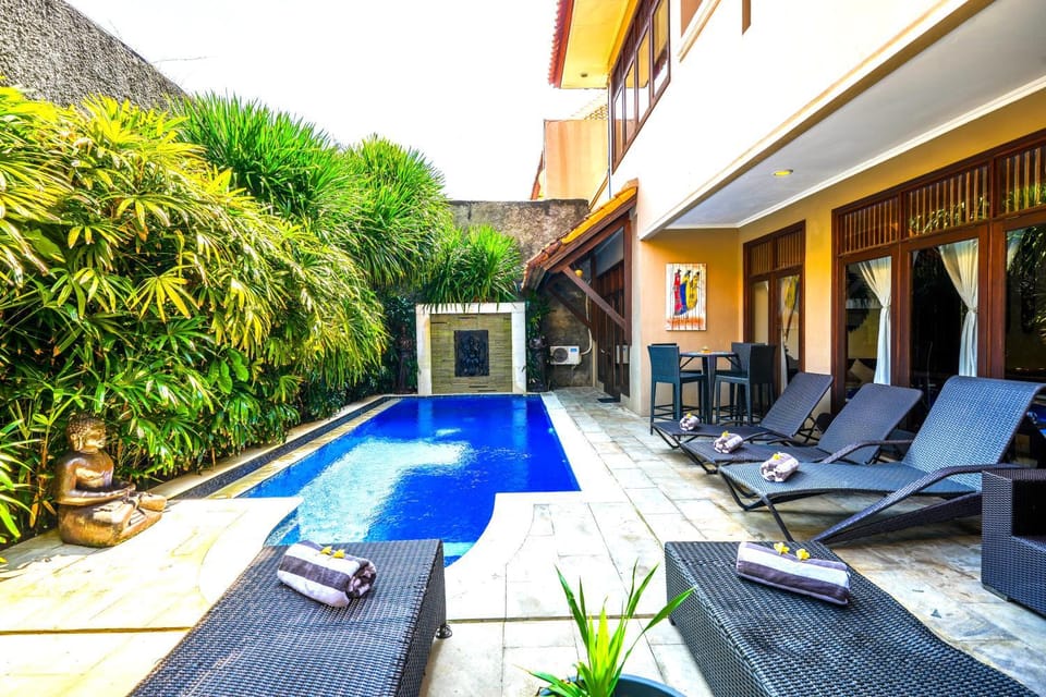 Swimming pool, sunbed