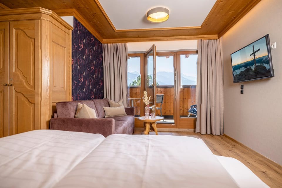Balcony/Terrace, Bedroom, Mountain view