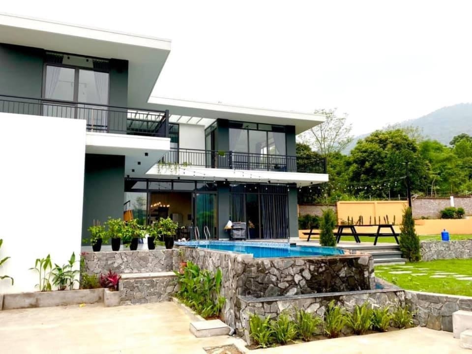 Facade/entrance, Garden