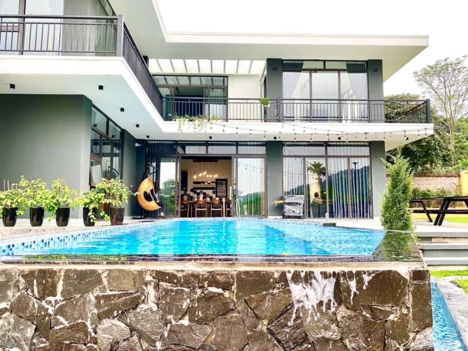Facade/entrance, Swimming pool