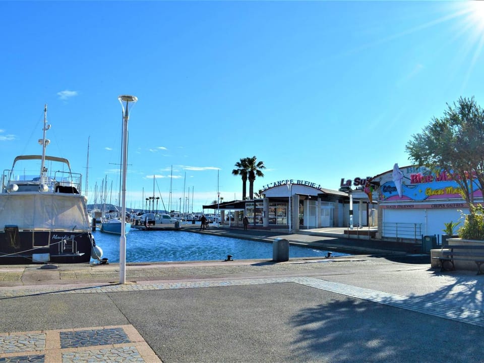 Studio rénové climatisé, 3 couchages, proche port et casino à Cavalaire-sur-Mer - FR-1-226B-98 Apartment in Cavalaire-sur-Mer