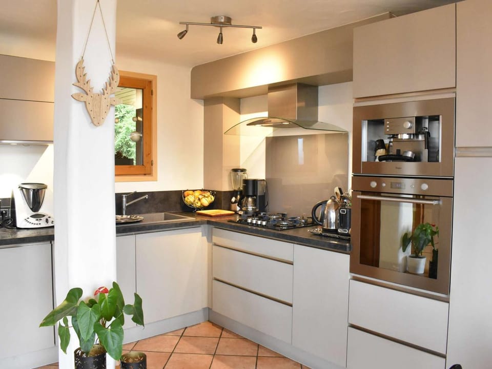 Chalet cosy avec mezzanine, poêle à bois, wifi et parking - Méribel Chalet in Les Allues