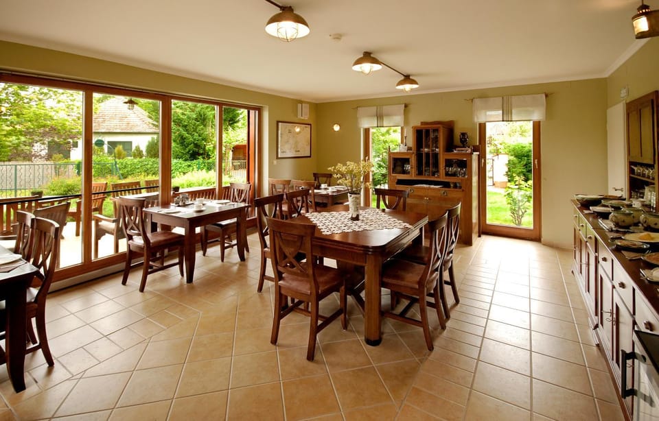 Communal lounge/ TV room, Coffee/tea facilities, Balcony/Terrace, Food and drinks, Seating area, Dining area, Breakfast, Continental breakfast, Buffet breakfast, Italian breakfast, Drinks, heating, internet